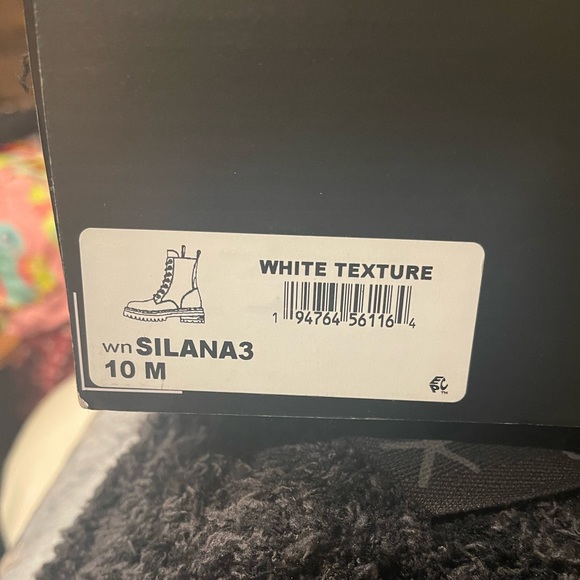 Nine West Silana lug boot S10 white crocodile texture NEW IN BOX - Picture 2 of 5